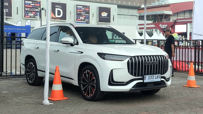 penampakan-jaecoo-8-di-area-test-drive-iims-2025-meluncur-besok_b8df766.jpg