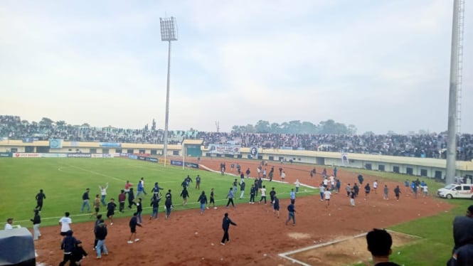 pertandingan-persela-vs-persijap-rusuh-suporter-turun-ke-lapangan_703aef9.jpg