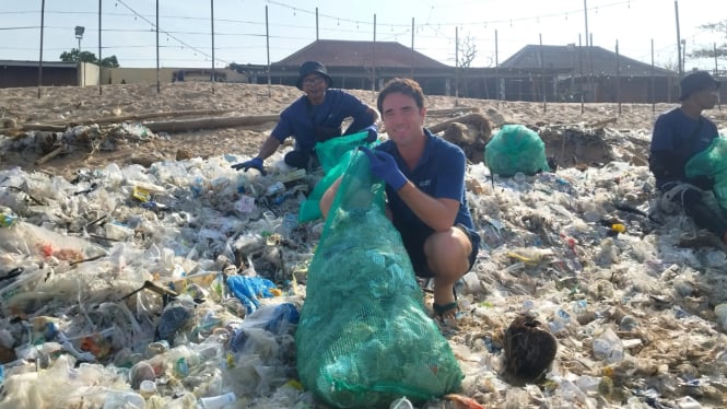 pesona-pantai-kedonganan-jimbaran-tertutup-lautan-sampah-plastik_0e818a8.jpg