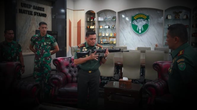 rehab-rumah-warga-prajurit-raider-macan-leuser-tni-tiba-tiba-dikasih-4-pucuk-senjata-yang-terkubur-21-tahun-di-kebun_9a156c2.jpg