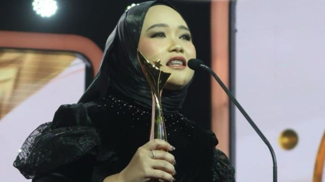 sara-rahayu-raih-penghargaan-di-anugerah-dangdut-indonesia-2024_0b24775.jpg