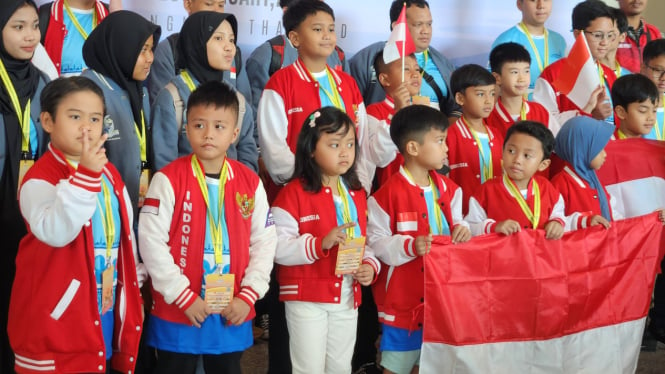 siswa-kelas-2-sd-asal-tegal-sumbang-medali-emas-di-olimpiade-matematika-di-thailand_2074afb.jpg