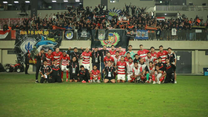 stadion-penuh-dengan-suporter-saat-madura-united-vs-tainan-city-dirut-madura-united-terharu_632e45e.jpg