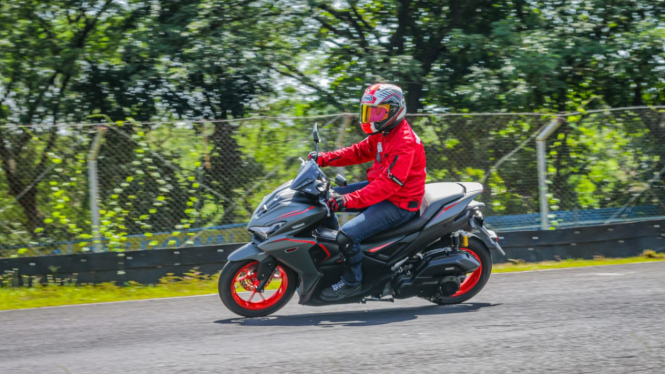 test-ride-yamaha-aerox-alpha-di-sirkuit-sentul-setiap-varian-punya-sensasi-berbeda_4f32635.jpg