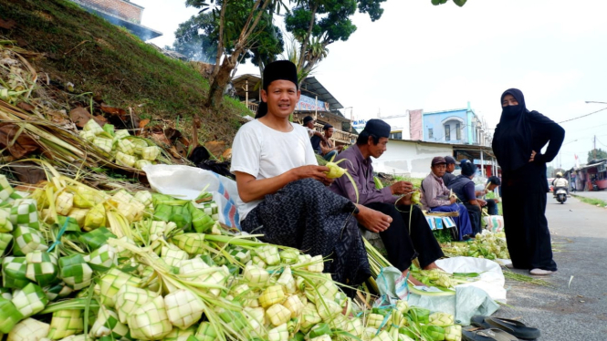 tradisi-rebo-wekasan-di-bogor-tolak-bala-melalui-sedekah-ketupat_4ed44f4.jpg