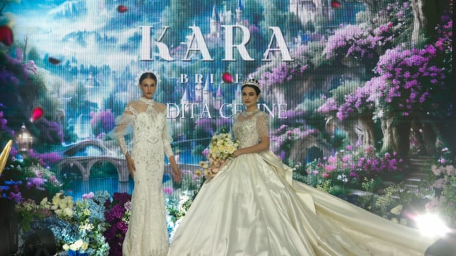 tren-gaun-pengantin-2025-mewah-seksi-dan-penuh-pesona-di-kara-brides-expo_4431300.jpg