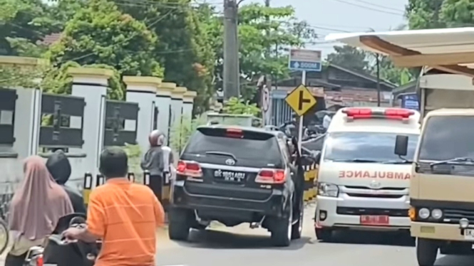 viral-aksi-arogan-pengemudi-fortuner-tak-beri-jalan-mobil-ambulans_ee90817.jpg