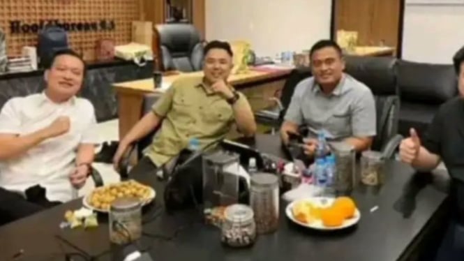 viral-foto-ivan-sugianto-bareng-kompol-teguh-setiawan-usai-kontroversi-paksa-siswa-menggonggong_95377c2.jpg