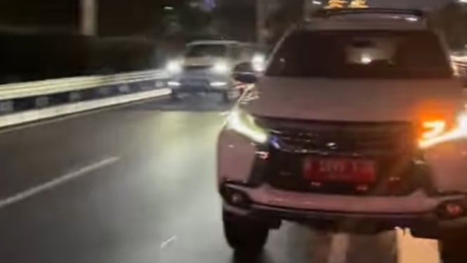 viral-pajero-sport-pelat-merah-intimidasi-mobil-lain-pakai-lampu-tembak_e814b82.jpg