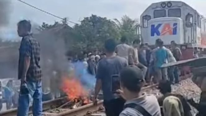 viral-warga-adang-kereta-api-dengan-bakar-ban-dan-kayu-di-rel-begini-kata-kai-sumut_b4966c2.jpg