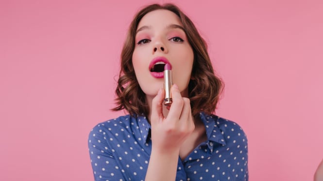 5-lipstik-glossy-favorit-2025-tahan-lama-dan-cocok-untuk-bibir-tipis_7208779.jpg