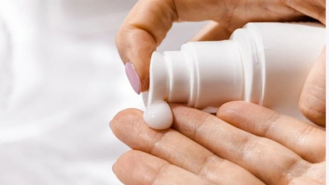 5-rekomendasi-moisturizer-yang-efektif-hilangkan-beruntusan-di-wajah_cc6c6ec.jpg