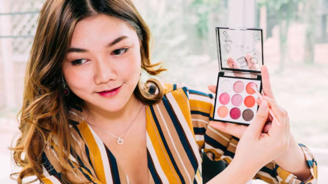 6-rekomendasi-eyeshadow-lokal-terbaik-bikin-mata-bersinar-harganya-ramah-kantong_55bc639.jpg