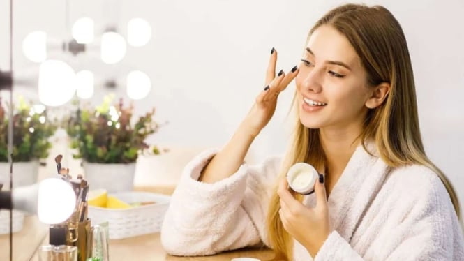 7-langkah-skincare-pagi-yang-bikin-wajah-cerah-sepanjang-hari_f240161.jpg