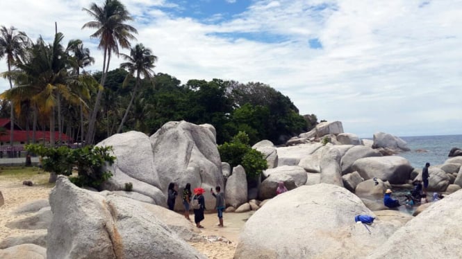 800-pelajar-bersih-bersih-pantai-warnai-perhelatan-pesona-beach-festival-2025_69e87a7.jpg