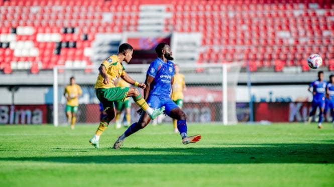arema-fc-vs-persebaya-gol-penalti-bruno-moreira-jadi-penyelamat_c18fddc.jpg