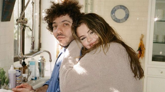 belum-nikah-selena-gomez-dan-benny-blanco-beli-rumah-mewah-seharga-us-35-juta-di-beverly-hills_e90412c.jpg