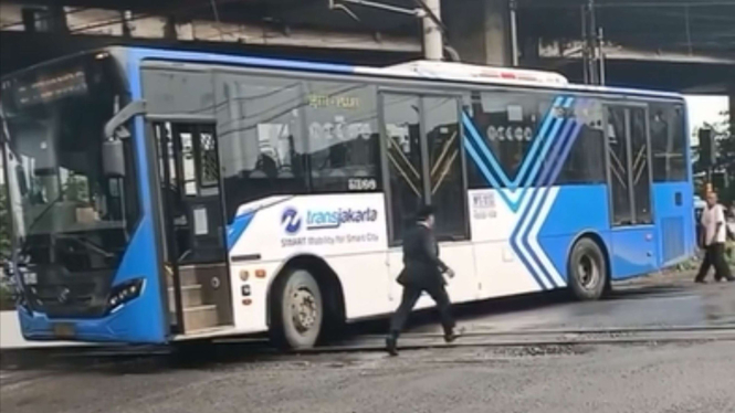 bikin-jantung-copot-transjakarta-tersangkut-di-rel-kereta-dekat-stasiun-grogol-penumpang-lari-berhamburan_202a8ff.jpg