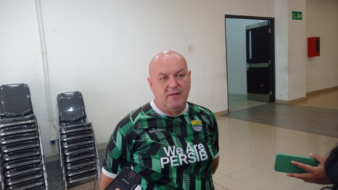 bojan-hodak-kembali-pimpin-latihan-persib-setelah-jalani-operasi_addb3e7.jpg