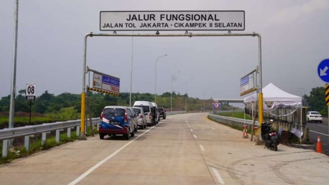bus-dan-truk-dilarang-masuk-jalur-fungsional-tol-japek-ii-selatan_ac9703f.jpg