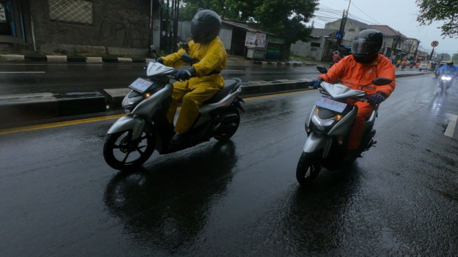 cara-menghindari-aquaplaning-saat-berkendara-motor-dalam-kondisi-hujan_3b6e460.jpg