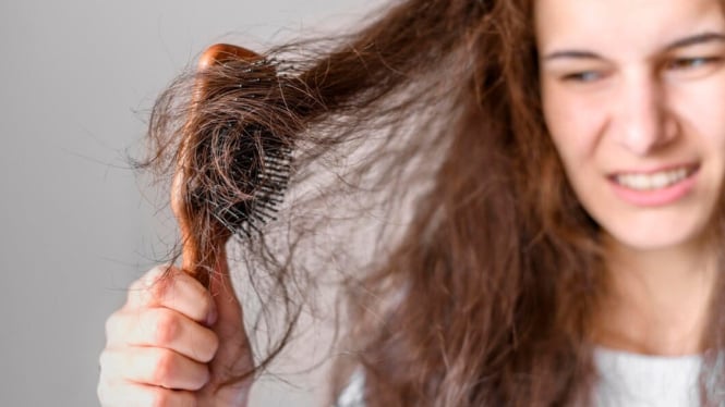cukup-dengan-bahan-alami-tips-merawat-rambut-rontok-ini-terbilang-ampuh_1650954.jpg