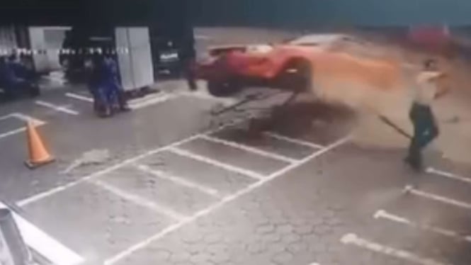 detik-detik-kecelakaan-avega-hilang-kendali-hingga-terbang-di-jatinangor-satu-orang-tewas_12ebdf5.jpg