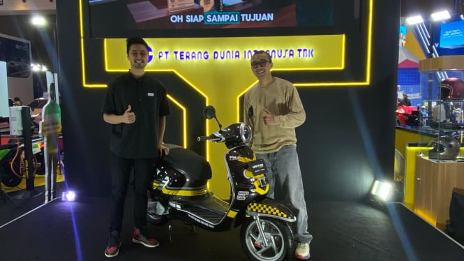 dr-tirta-pakai-motor-listrik-buatan-lokal-buat-mendukung-usahanya_6a5d4f0.jpg