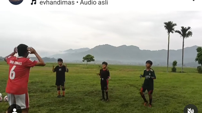 evan-dimas-melatih-konsentrasi-anak-anak-di-lapangan-usai-putus-kontrak-dengan-persik-kode-apa_5643b2d.jpg