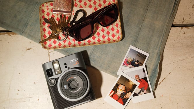 fujifilm-instax-mini-41-kamera-instan-stylish-fitur-canggih-dan-harga-terjangkau_b049742.jpg
