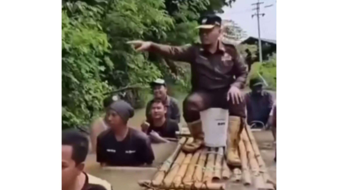 gaya-dirut-pdam-ogah-kena-banjir-cuma-nunjuk-nunjuk-doang-netizen-bagaikan-seorang-raja_2cd7eb8.jpg