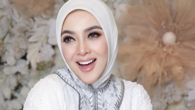 gaya-makeup-flawless-ala-syahrini-cocok-ditiru-untuk-lebaran_a7a411e.jpg