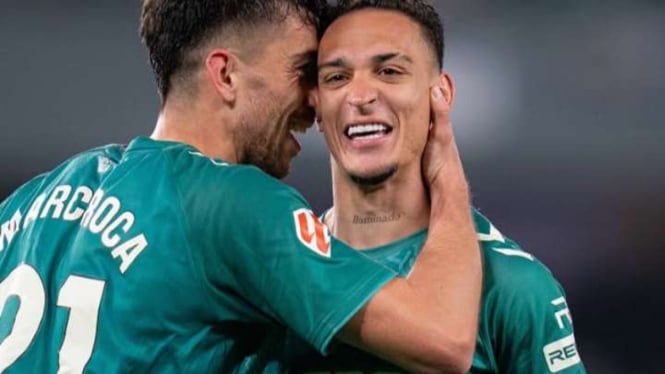 gol-ajaib-antony-sepakan-tak-biasa-yang-bikin-de-gea-tak-percaya_b843826.jpg
