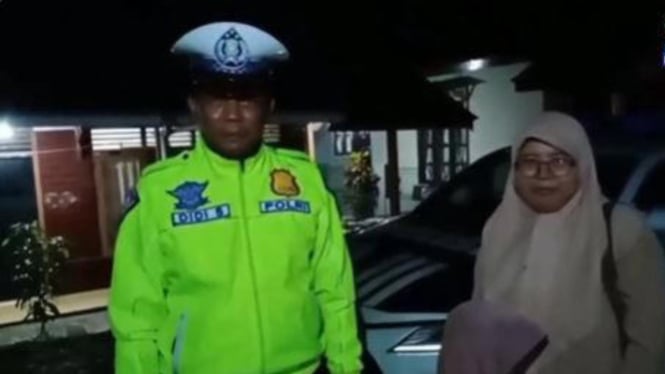 ibu-dan-anak-penumpang-mudik-gratis-diturunkan-sopir-di-tol-terpaksa-jalan-kaki-gegara-hal-ini_efd596b.jpg