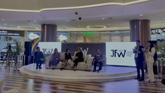 jakarta-fashion-week-2025-resmi-dimulai-ketika-kultur-dan-gaya-hidup-bangkitkan-kreativitas_f6e0e98.jpg