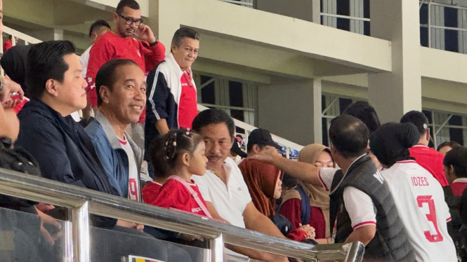 jokowi-ajak-2-cucunya-nonton-laga-timnas-indonesia-vs-filipina-di-manahan_07f1595.jpg