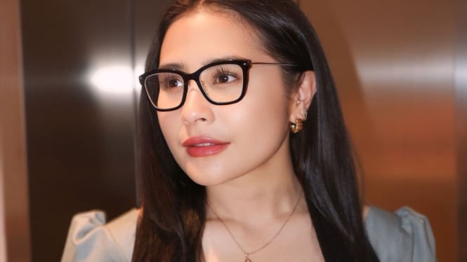 keren-prilly-latuconsina-jadi-dosen-di-lspr-intip-caranya-mengajar-di-kelas_87cdf8d.jpg