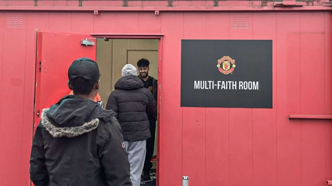 manchester-united-resmi-sediakan-fasilitas-salat-di-stadion-old-trafford-mudah-diakses-dan-nyaman_13ea132.jpg