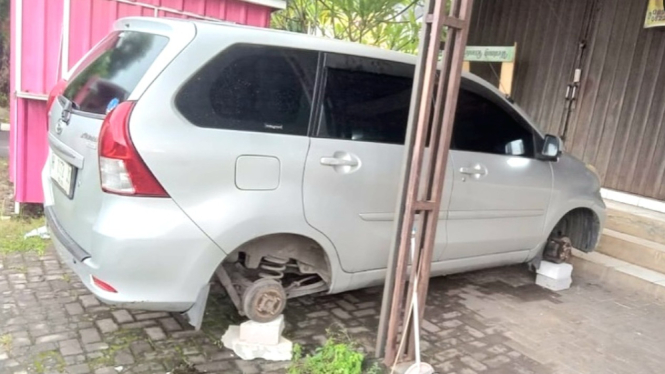 marak-aksi-pencurian-ban-dan-pelek-mobil-toyota-avanza-saat-parkir_0e446e8.jpg