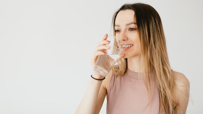 minum-air-hangat-bisa-jadi-detoks-turunkan-berat-badan-dokter-tirta-bongkar-faktanya_98cf1b4.jpg