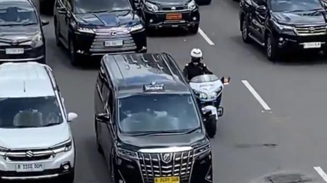 misteri-pemilik-fortuner-yang-ikut-rombongan-mobil-ri-36-raffi-ahmad_10224ed.jpg