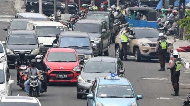 mobil-pribadi-masih-bebas-melewati-jalanan-jakarta-tanpa-ganjil-genap_183a644.jpg