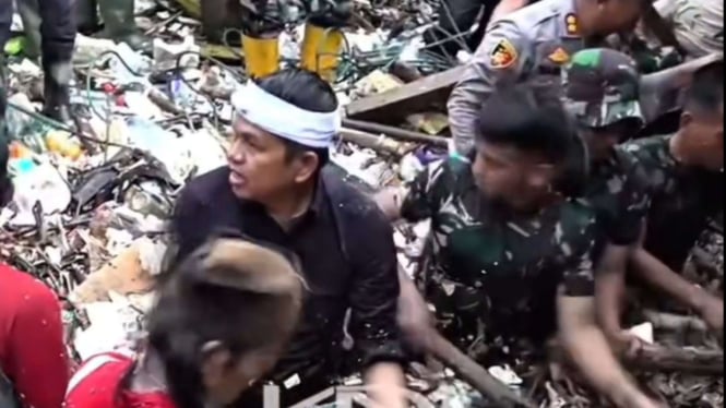 momen-gubernur-jabar-dedi-mulyadi-turun-ke-sungai-yang-hitam-demi-bersihkan-tumpukan-sampah_39efaef.jpg