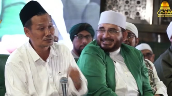 momen-kocak-gus-baha-roasting-nusron-wahid-di-kampung-hormat-sama-saya-di-sini-sembrono_49365e8.jpg