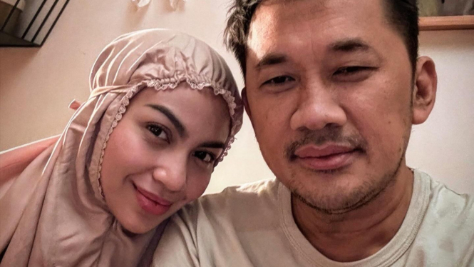 momen-kocak-hanung-bramantyo-unggah-foto-dengan-ariel-tatum-sampaikan-hal-ini-ke-zaskia-mecca_ab9a9dc.jpg