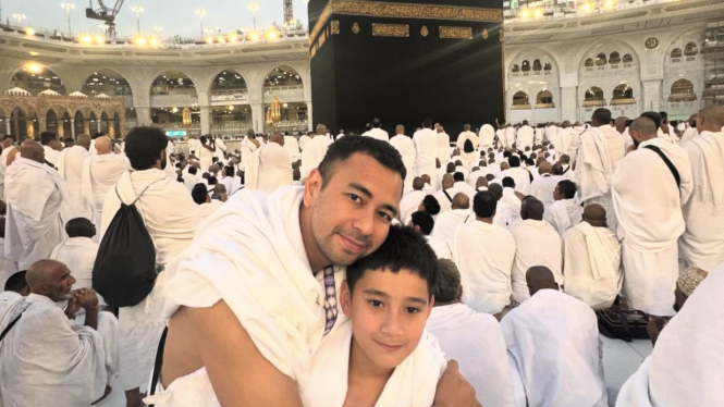 momen-rafathar-pertama-kali-cium-hajar-aswad-netizen-ya-allah-merinding_8975145.jpg