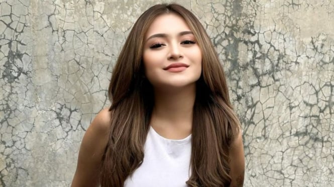 nathalie-holscher-banjir-hujatan-usai-pamer-tato-baru-dan-pose-jari-tengah_3640565.jpg