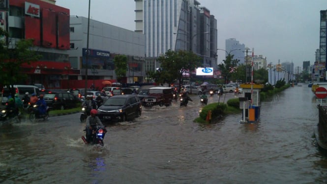 nekat-terobos-banjir-berakhir-mogok-mobil-bmw-m2-ditinggal-pemilik_c887eef.jpg