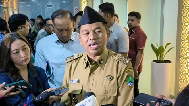 netizen-bela-dedi-mulyadi-usai-disindir-gubernur-konten-kerja-nyata-enggak-di-meja-doang_523a8f2.jpg