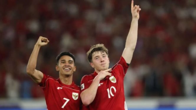 ole-romeny-jelaskan-penyebab-terjatuh-saat-selebrasi-di-stadion-gbk-rumputnya-licin_324c87f.jpg